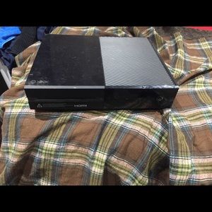 Pre owned Xbox One: 500 GB